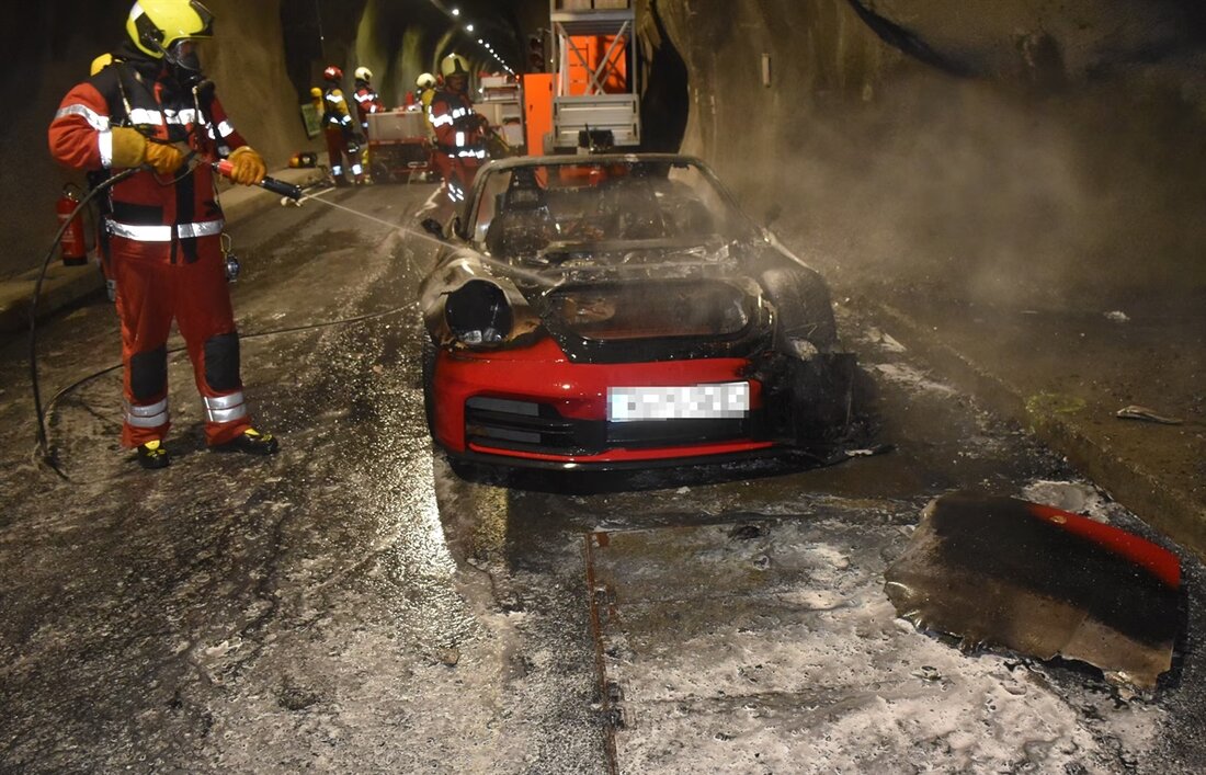 Am Donnerstagabend brach im Tunnel Munt la Schera ein Fahrzeugbrand aus. Insassen konnten den Tunnel unverletzt verlassen. Feuerwehr im Einsatz.