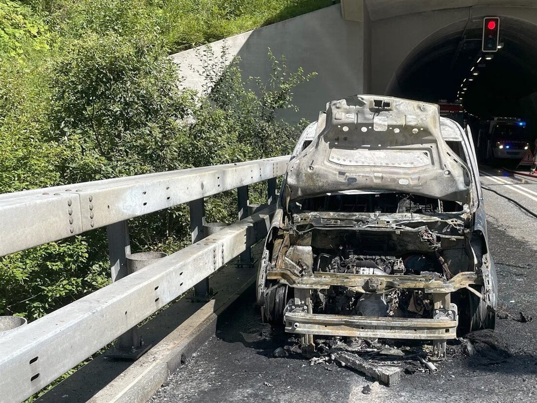 Am 11.08.2025 kam es auf der A13 zu einem Fahrzeugbrand. Feuerwehrkräfte löschen den Wagen nach einem Motorproblem im Tunnel.
