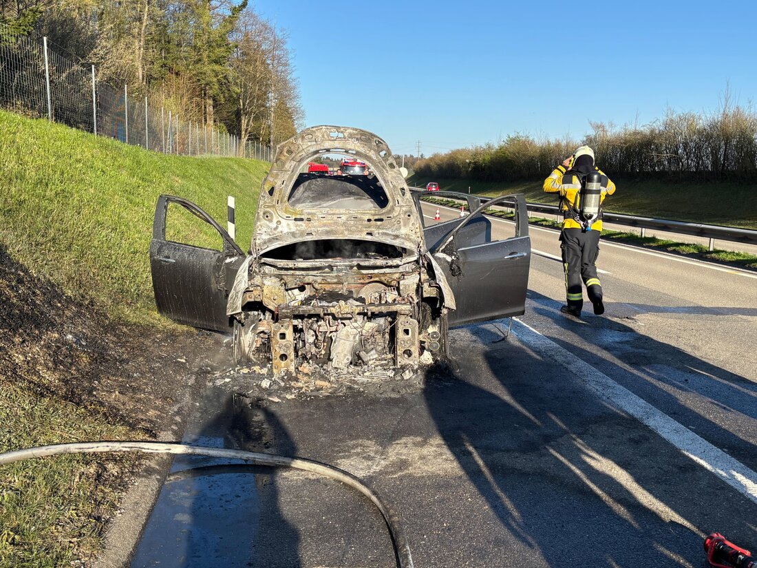 Fahrzeugbrand auf A7 in Kemmental: Technischer Defekt verursacht Feuer. Glücklicherweise blieben alle Beteiligten unverletzt.