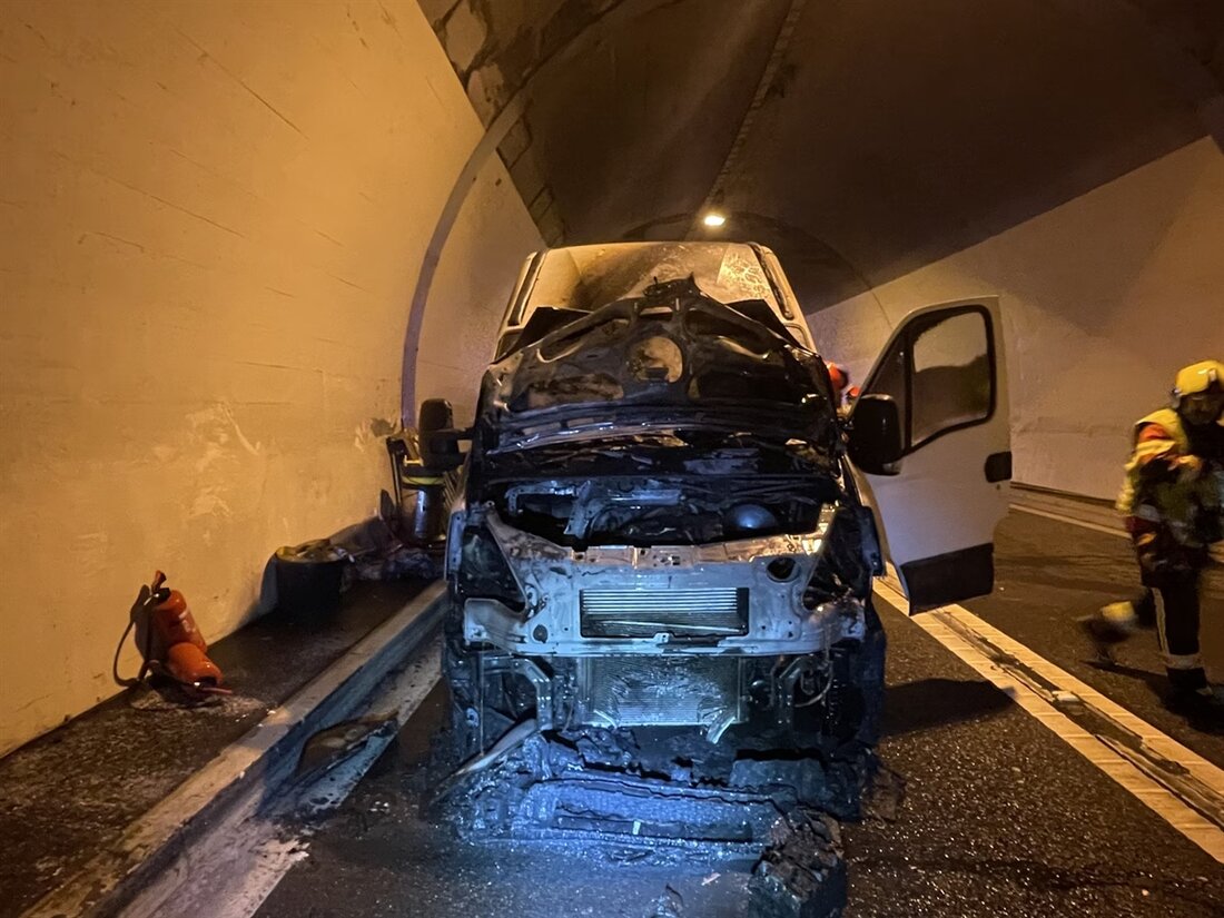 Am Donnerstag erlosch ein Lieferwagen im Tunnel Bargias bei Zillis. Feuerwehr löschte, Verkehr wurde umgeleitet.