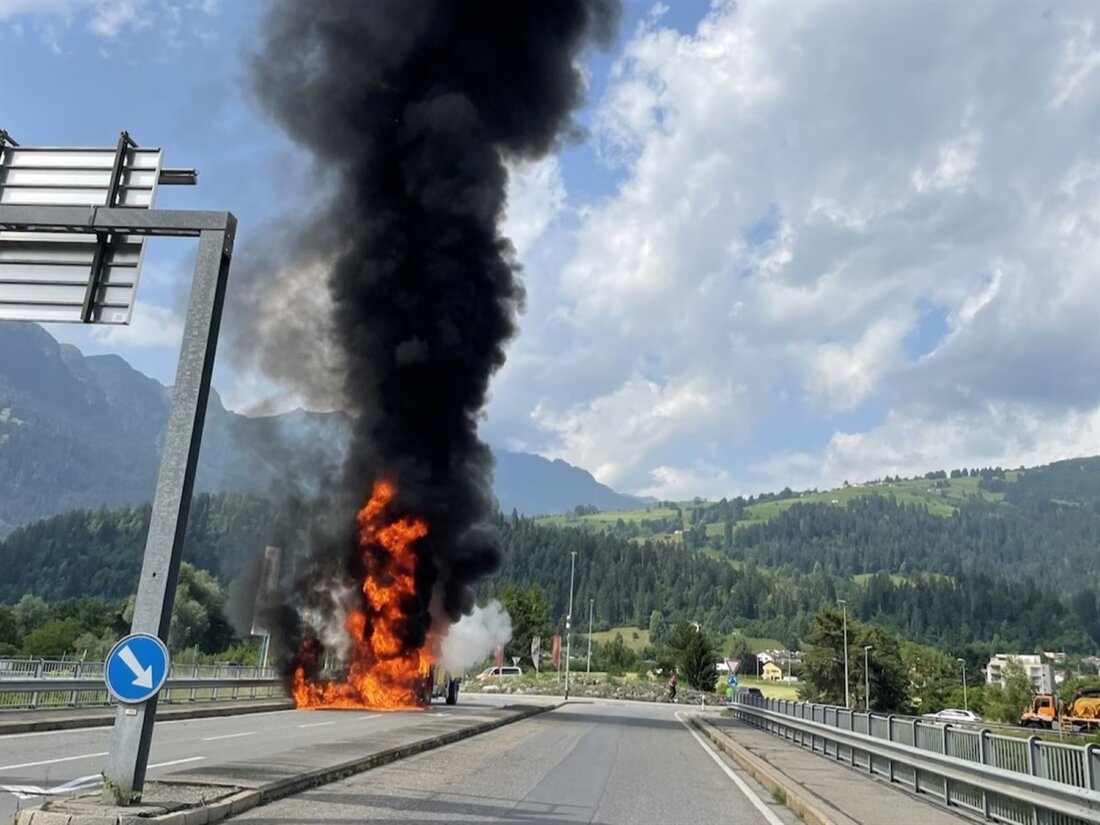 Am Donnerstag brannte ein Traktor mit Heuballenpresse in Cazis. Die A13 war kurzzeitig gesperrt, während die Feuerwehr löschte.
