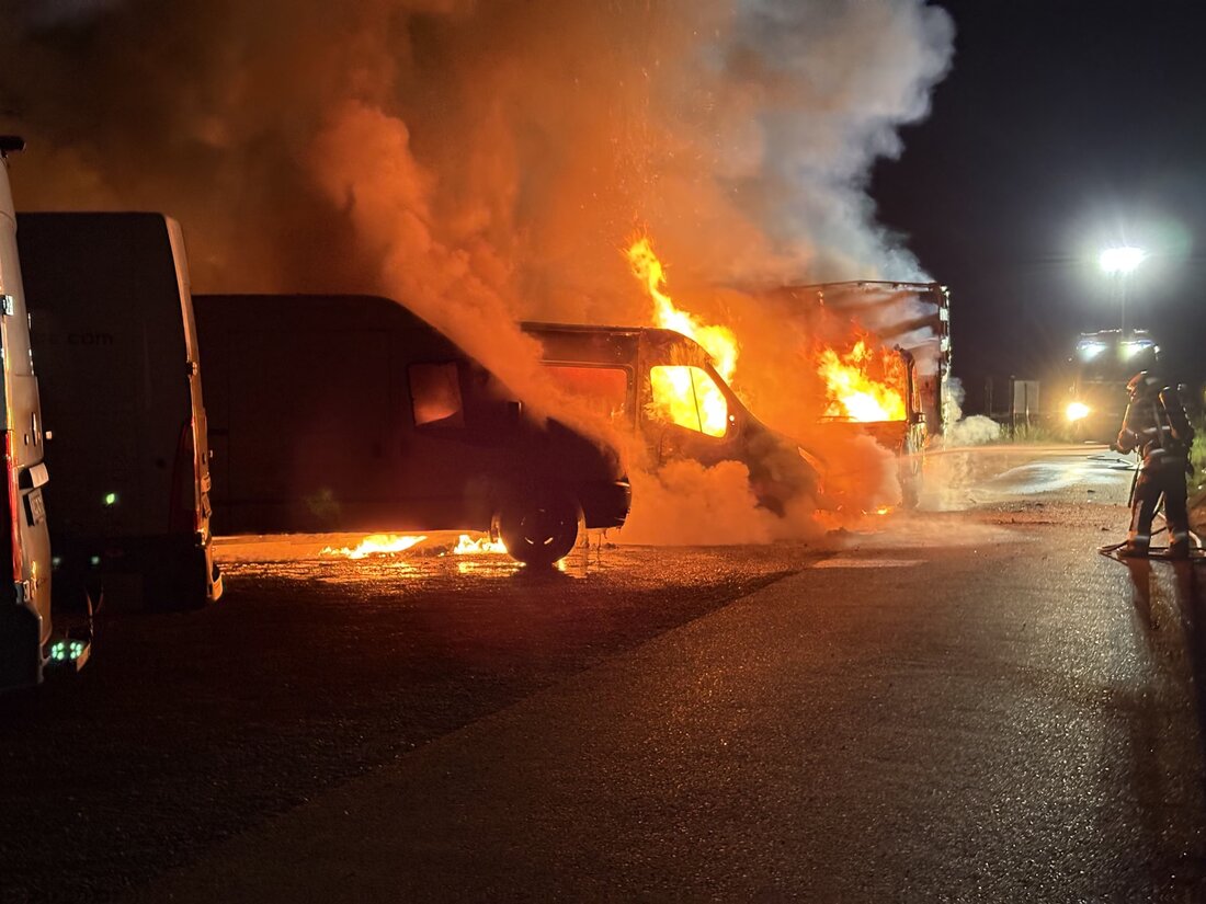 In der Nacht zum Dienstag brannten in Romanshorn mehrere Fahrzeuge. Feuerwehr löschte den Brand, es entstand hoher Sachschaden.