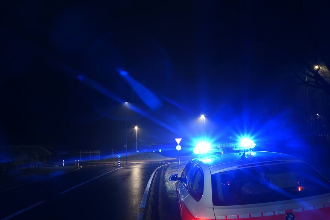 In Thusis brannte ein Fahrzeug vollständig aus. Die Feuerwehr entdeckte eine leblose Person im Wagen. Die Ermittlungen laufen.