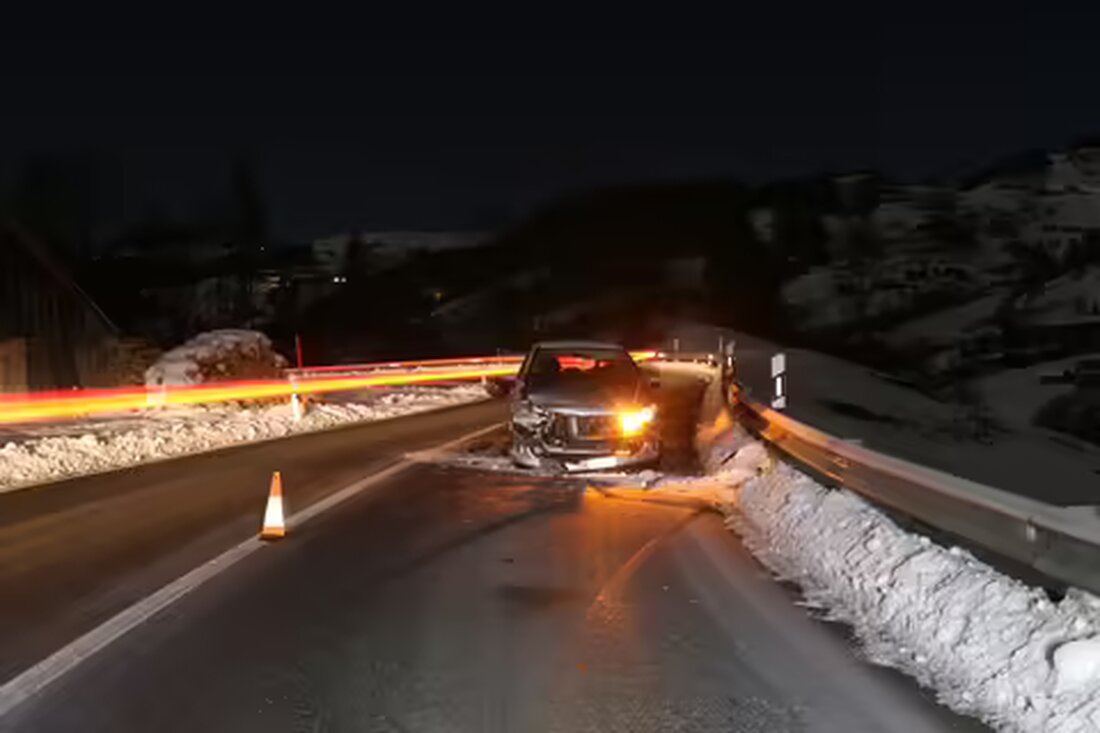 Ein 30-jähriger Fahrer verlor in Appenzell wegen einer vereisten Fahrbahn die Kontrolle über sein Fahrzeug. Verletzt wurde niemand.