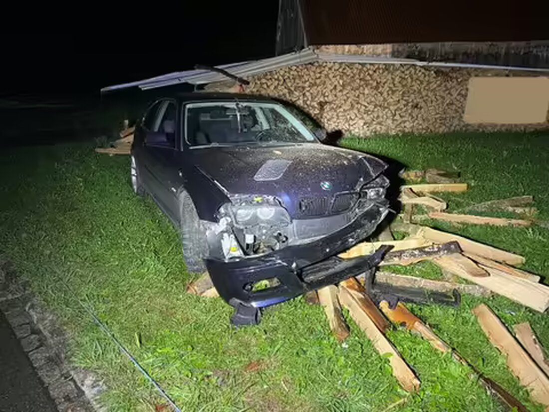 Ein 24-jähriger Fahrer verlor bei Appenzell die Kontrolle über sein Fahrzeug. Beide Insassen blieben unverletzt, der Wagen ist Totalschaden.