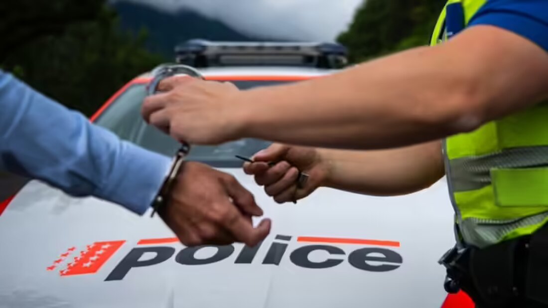In Sitten wurden am 8. Oktober 2024 zwei falsche Polizisten festgenommen. Die Kantonspolizei warnt weiterhin vor Betrügern.