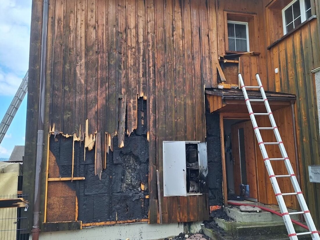 Am 29.09.2025 entdeckte die Feuerwehr einen Fassadenbrand an einem Einfamilienhaus in Sax, verursachte 10'000 Franken Schaden.