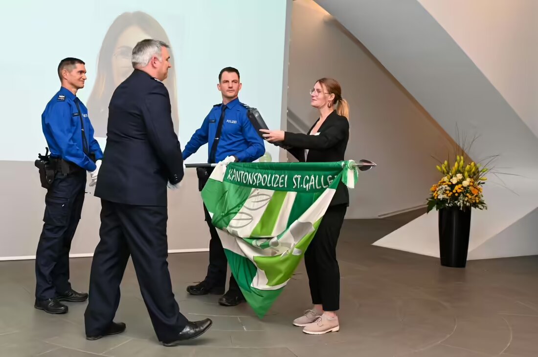 Am 02.10.2024 fand bei der Kantonspolizei St.Gallen die Waffenübergabe an 39 Aspiranten und die Inpflichtnahme von 27 künftigen Mitarbeitenden statt.