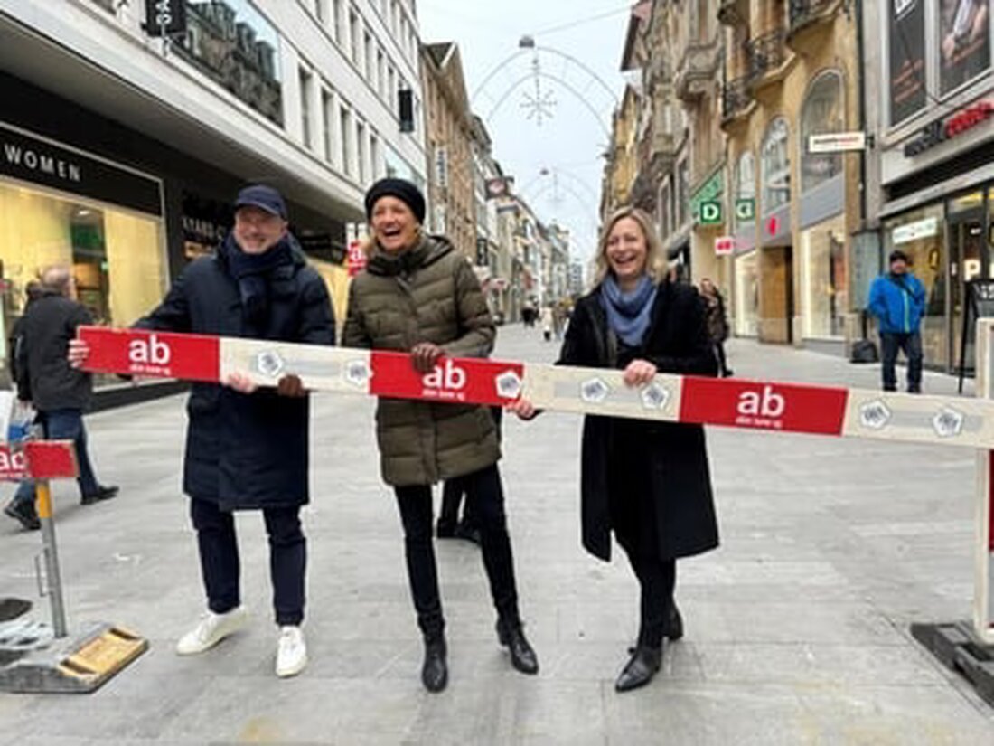 Regierungsrätin Esther Keller feiert den Bauabschluss der Freien Strasse, die am 23. November 2024 eröffnet wird. Flaniermeile neu gestaltet.
