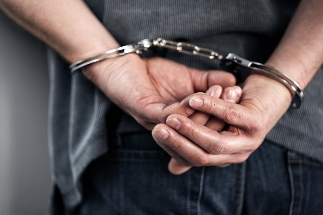 In Herisau wurde ein 36-jähriger Mann nach einem Einbruch in ein Einfamilienhaus festgenommen, dank einer aufmerksamen Nachbarin.