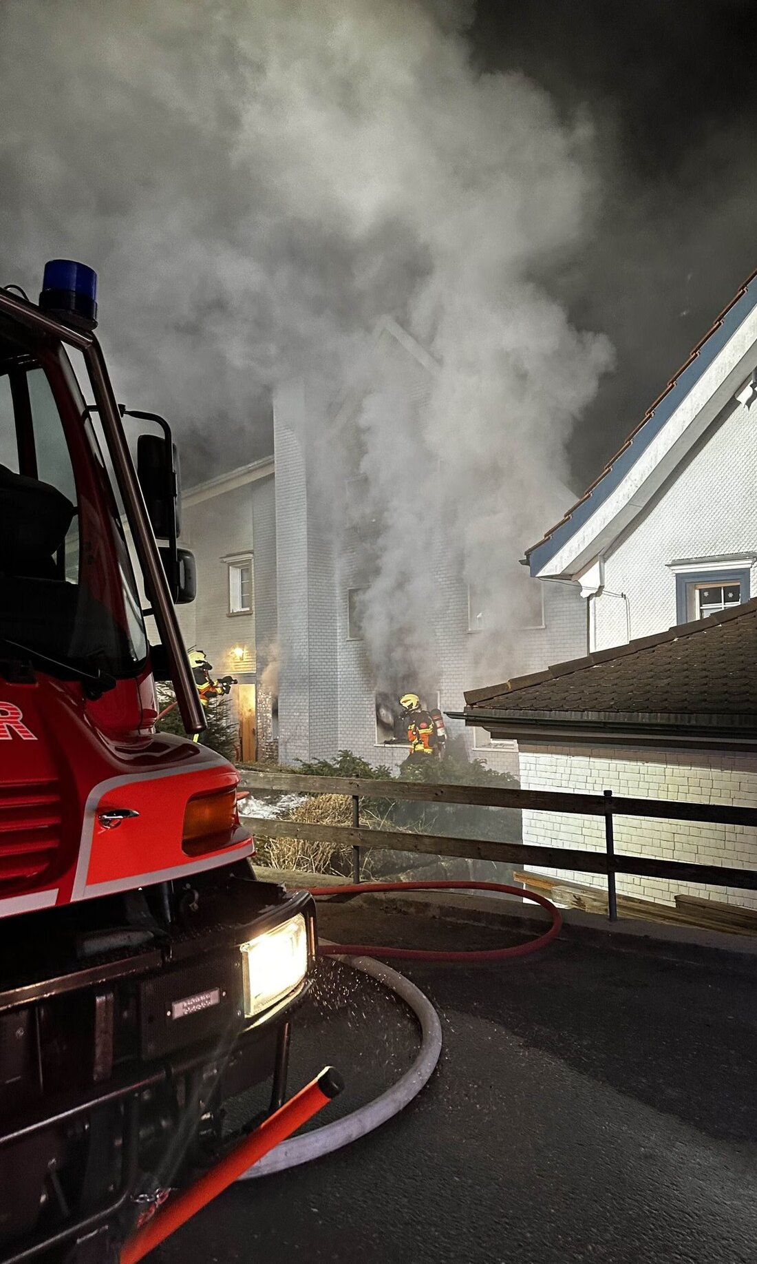 In Bühler brach am 30. Dezember 2025 ein Küchenbrand aus, bei dem zwei Personen verletzt wurden und hoher Sachschaden entstand.