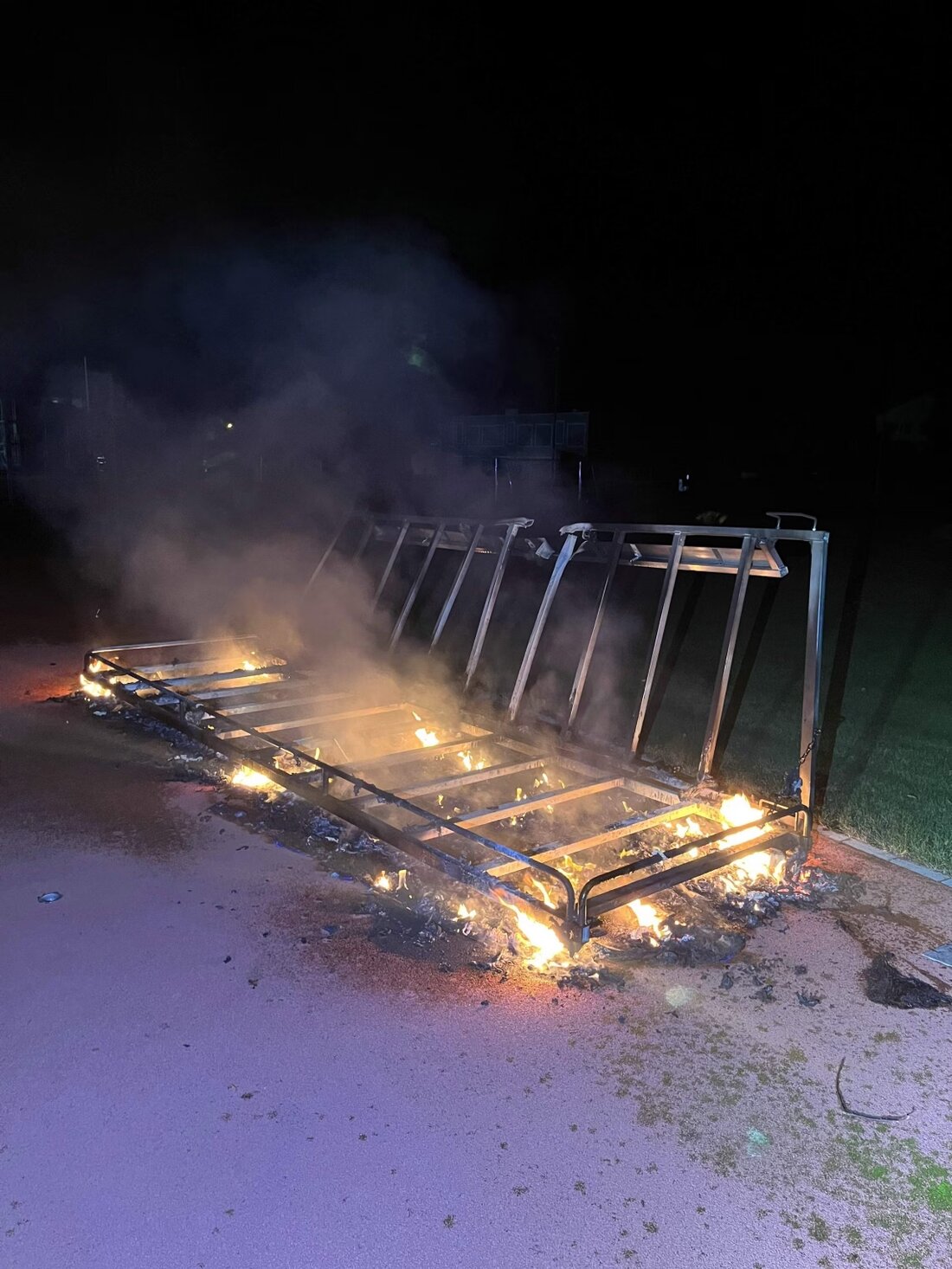 In Steinach brannte ein Mattenwagen auf dem Sportgelände der Primarschule, möglicherweise durch Brandstiftung. Die Polizei ermittelt.