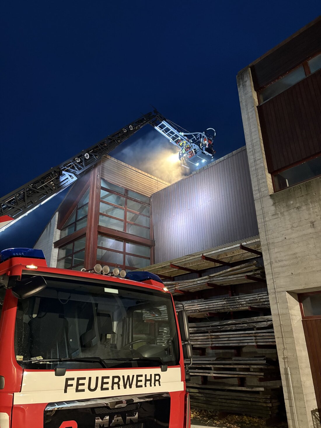 In Hüttwilen brach in einem Betriebsgebäude des MZ Kalchrain ein Brand aus. Feuerwehr konnte Glutnester löschen, keine Verletzten.