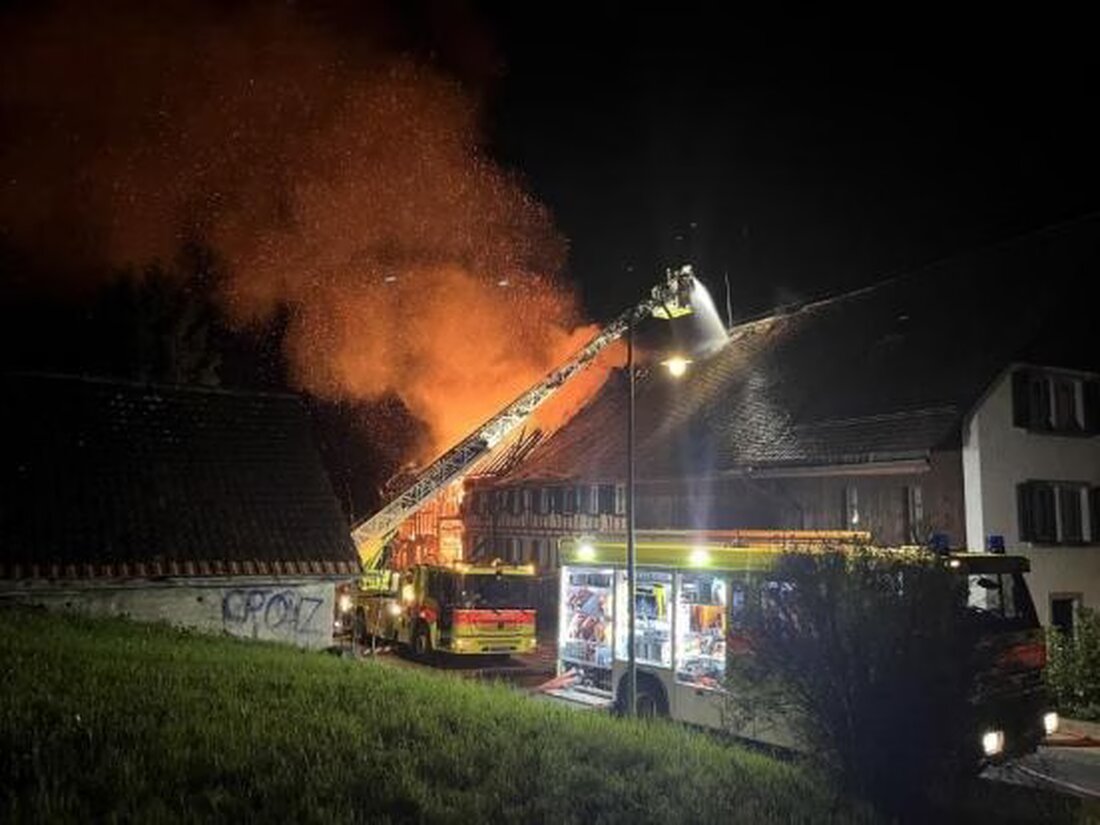 In Boppelsen wurde ein Brand in einem Mehrfamilienhaus rasch unter Kontrolle gebracht. Niemand wurde verletzt, die Ursache wird ermittelt.