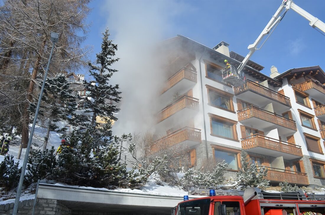 Am Donnerstag kam es zu einem Kellerbrand in einem Mehrfamilienhaus in St. Moritz. Feuerwehr evakuierte und löschte schnell.