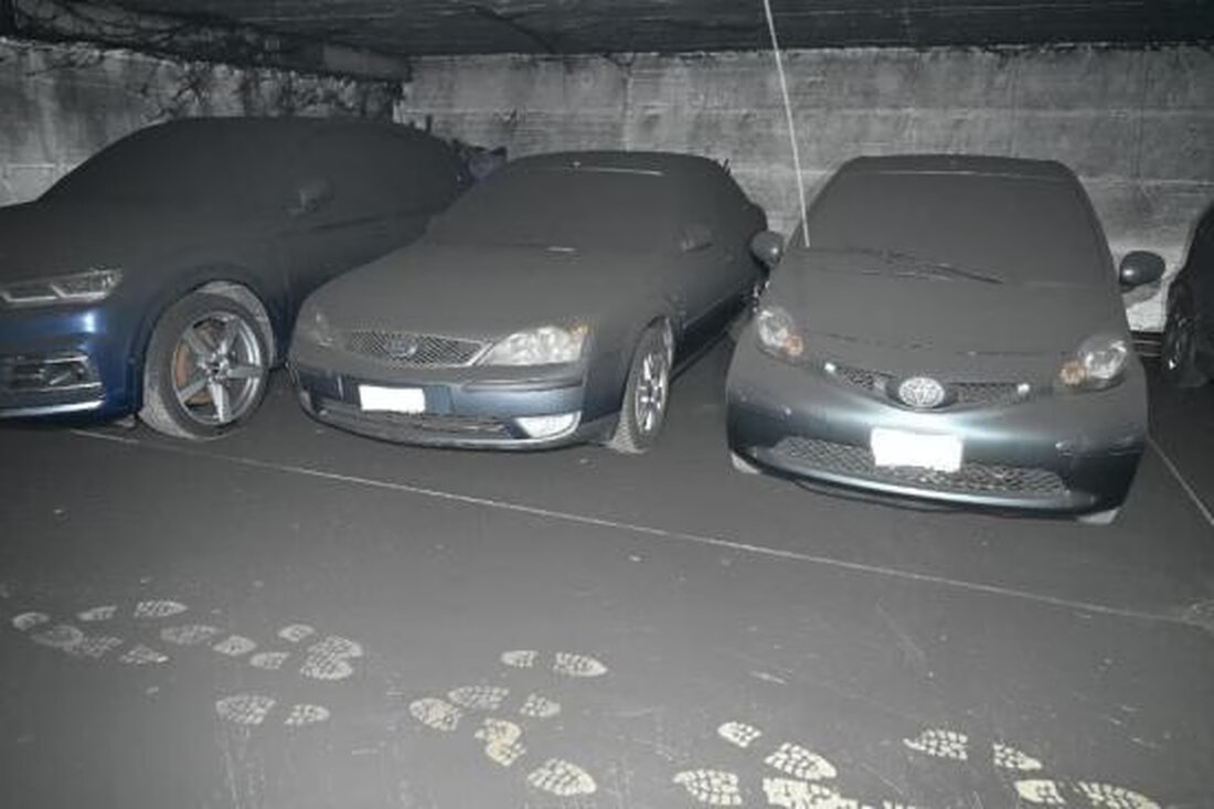 In Dietikon wurde in der Schöneggstrasse ein Brand in einer Tiefgarage gemeldet, der zur Evakuierung von Anwohnern führte. Über 40 Fahrzeuge wurden durch Russ beschädigt.