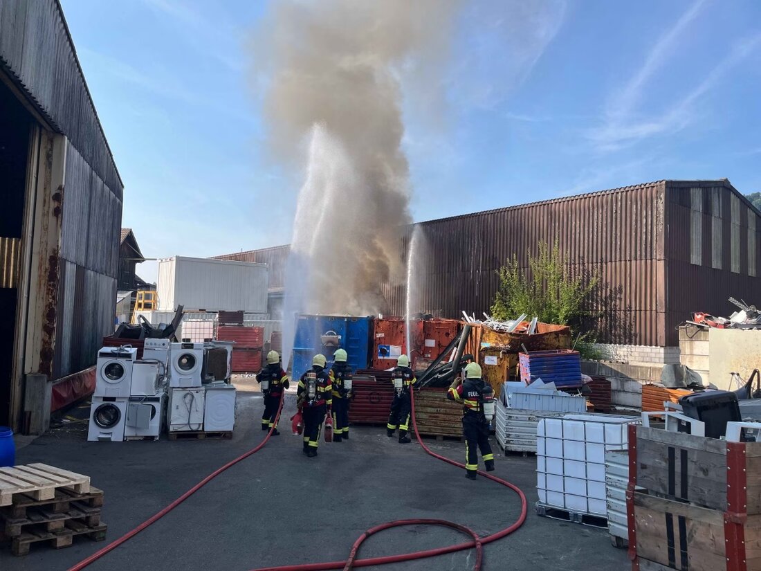 Ein Brand in einer Recyclinganlage in Ebnat-Kappel sorgte für Rauchentwicklung und Sachschaden. Die Feuerwehr konnte schnell eingreifen.