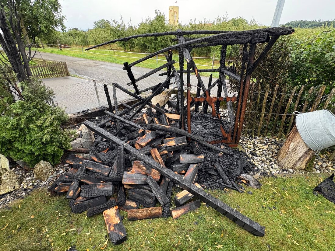 In Steinebrunn brannte am Samstag ein Holzunterstand im Unterdorf. Feuerwehr Egnach löschte schnell, es gab keine Verletzten.