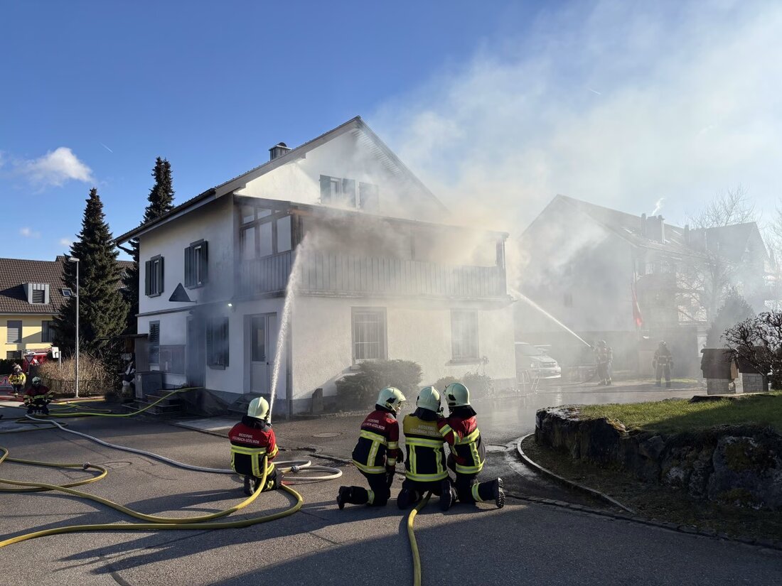 Am Sonntag brach in Nesselnbach ein Brand im Dorfladen aus. Bewohner evakuiert, vier Personen wegen Rauchgas behandelt.