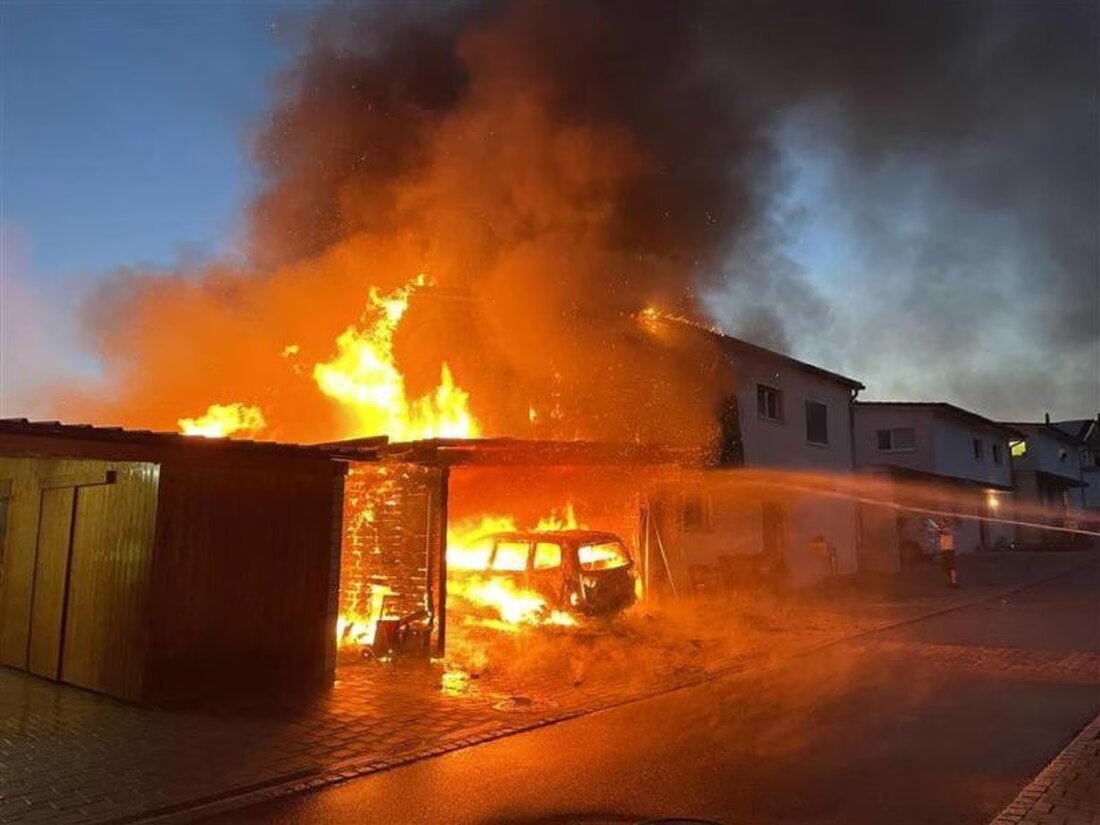 In Alterswil brach am 29. Mai 2025 ein Feuer in einem Einfamilienhaus aus, das vollständig zerstört wurde. Ermittlungen zur Brandursache laufen.