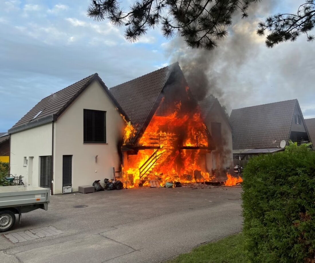 In Cheyres brannte am 3. September ein Reiheneinfamilienhaus. Bewohner blieben unverletzt, Hund starb. Brandursache wird untersucht.