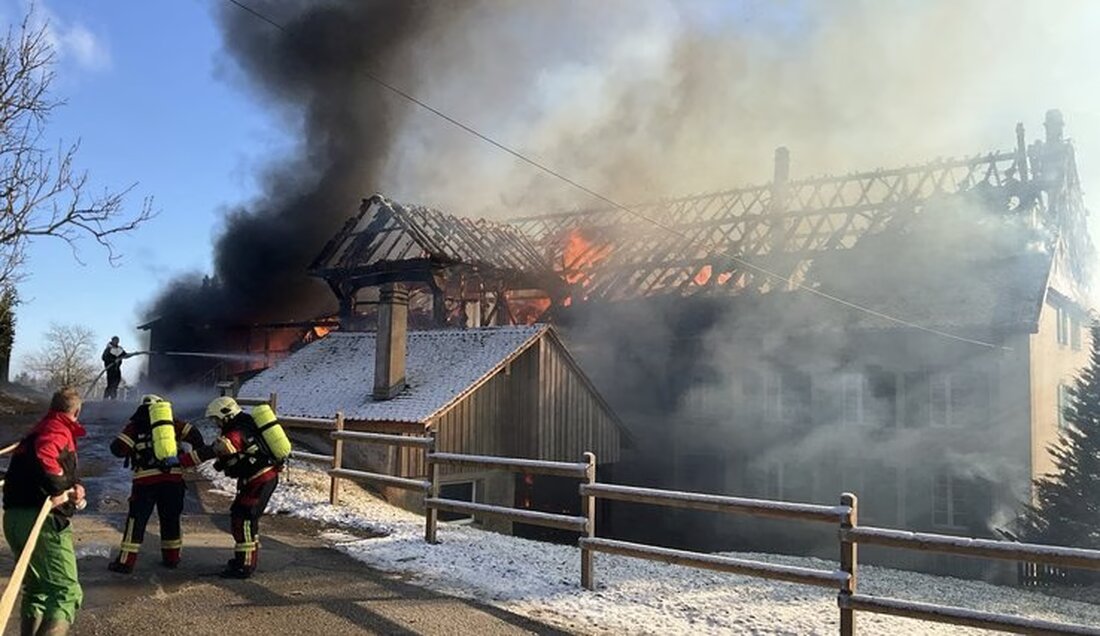 Am 12. Januar 2025 brach ein Brand in Peney-le-Jorat aus, verletzte zwei Personen und forderte zahlreiche Rinderleben. Ermittlungen laufen.