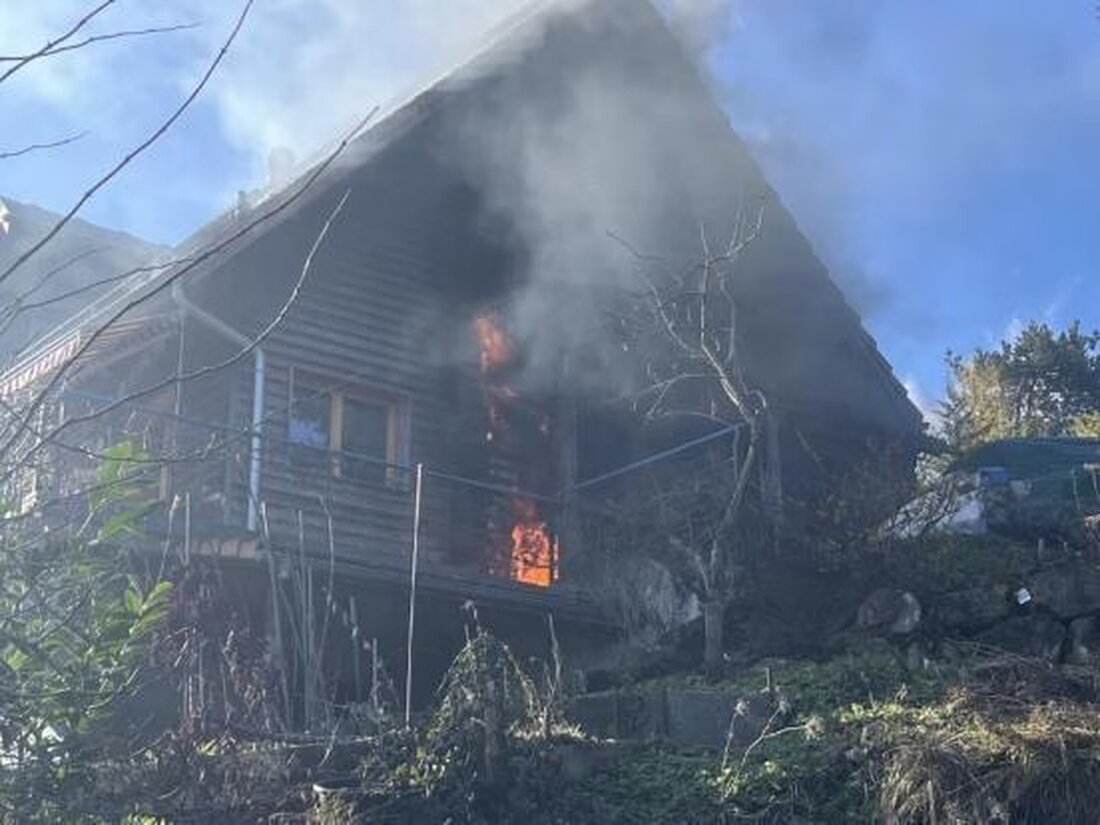 In Rüschlikon kam es zu einem Brand in einem Einfamilienhaus. Die Feuerwehr verhinderte ein Übergreifen der Flammen. Sachschaden über 100.000 Franken.