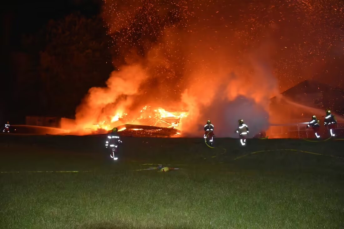 In der Nacht zum Freitag brach ein Brand in Valzeina aus. Feuerwehrkräfte verhinderten ein Übergreifen auf Nachbarwohnungen.