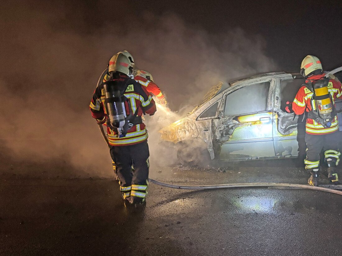 In Hüttwilen geriet Dienstagabend ein Auto aufgrund eines technischen Defekts in Brand. Sachschaden in Höhe von mehreren Tausend Franken, keine Verletzten.