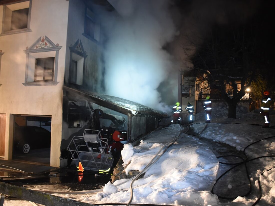 Am Mittwochabend brach in Müstair ein Brand im Fahrzeugunterstand aus. Die Feuerwehr verhinderte ein Übergreifen auf das Wohnhaus.