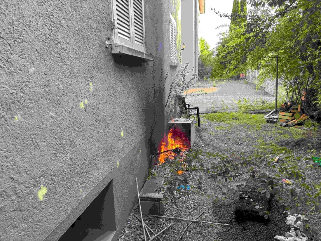 In Goldach kam es zu einem Brand bei einem leerstehenden Haus, ausgelöst durch einen Grill zu nah an der Wand. Feuerwehr erfolgreich im Einsatz.