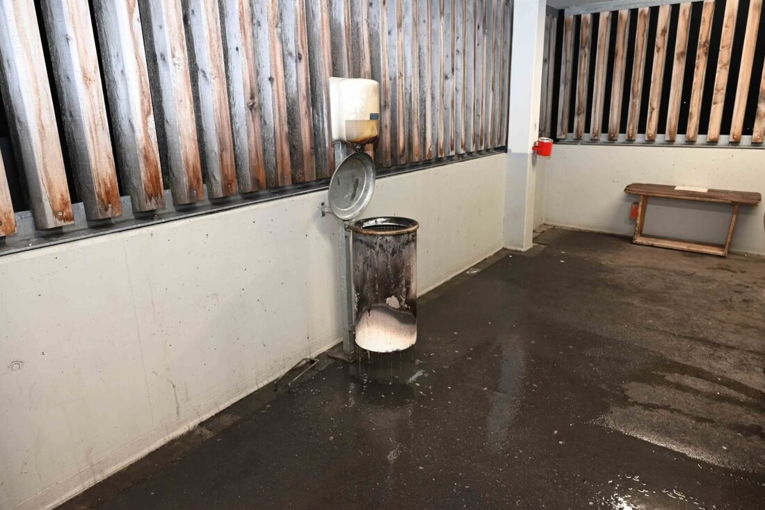 Unbekannte zündeten am 03.05.2025 einen Abfalleimer in Trübbach an. Feuerwehr schnell vor Ort, Schaden mehrere hundert Franken.