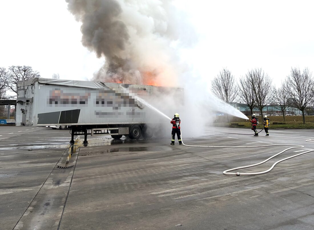 In Kreuzlingen geriet am Freitag ein Lastwagenanhänger mit Elektroschrott in Brand. Feuerwehr löschte schnell, es gab keine Verletzten.