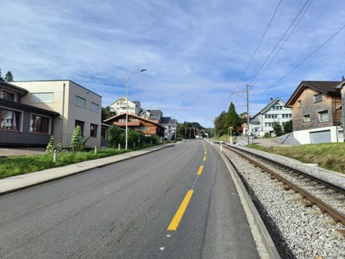 Der neue DSK6-Belag auf der Gaiserstrasse in Meistersrüte reduziert den Verkehrslärm signifikant um 4dB(A) und verbessert die Lebensqualität.