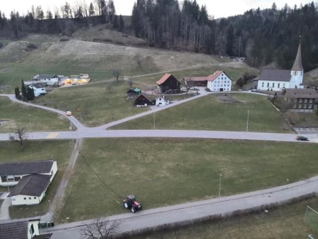 Ein 32-jähriger Forstwart wurde bei einem Arbeitsunfall in Fischenthal schwer verletzt, als sein Traktor unkontrolliert rollte.