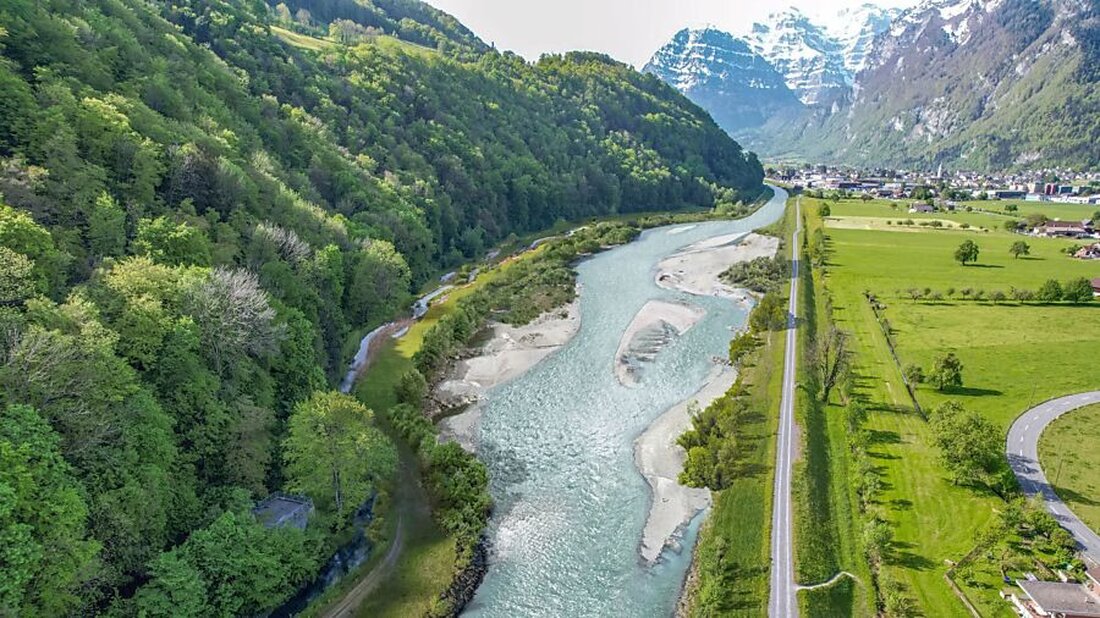 Bundesamt für Umwelt und Kanton Glarus begrüssen Fortschritte beim Bauprojekt zur Aufweitung des Kundertriet im Herbst 2025.