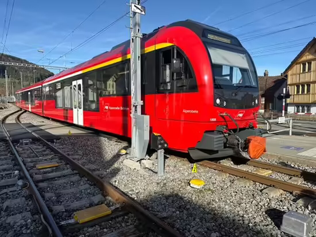 Eine 70-jährige Frau wurde in Appenzell von einem Zug erfasst, als sie trotz geschlossener Schranken die Gleise überquerte.