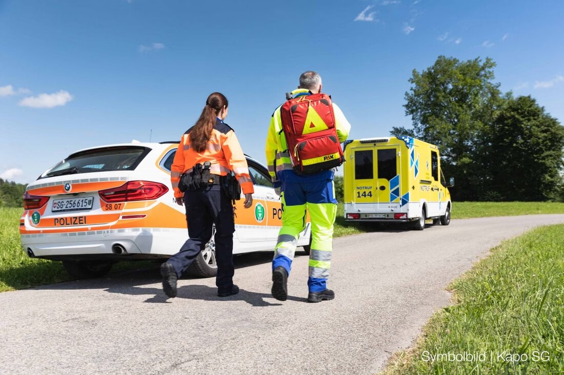 Bei einem Unfall an der Raststätte Thurau wurde eine 81-jährige Frau zwischen einem Wohnmobil und einem Auto eingeklemmt und verletzt.