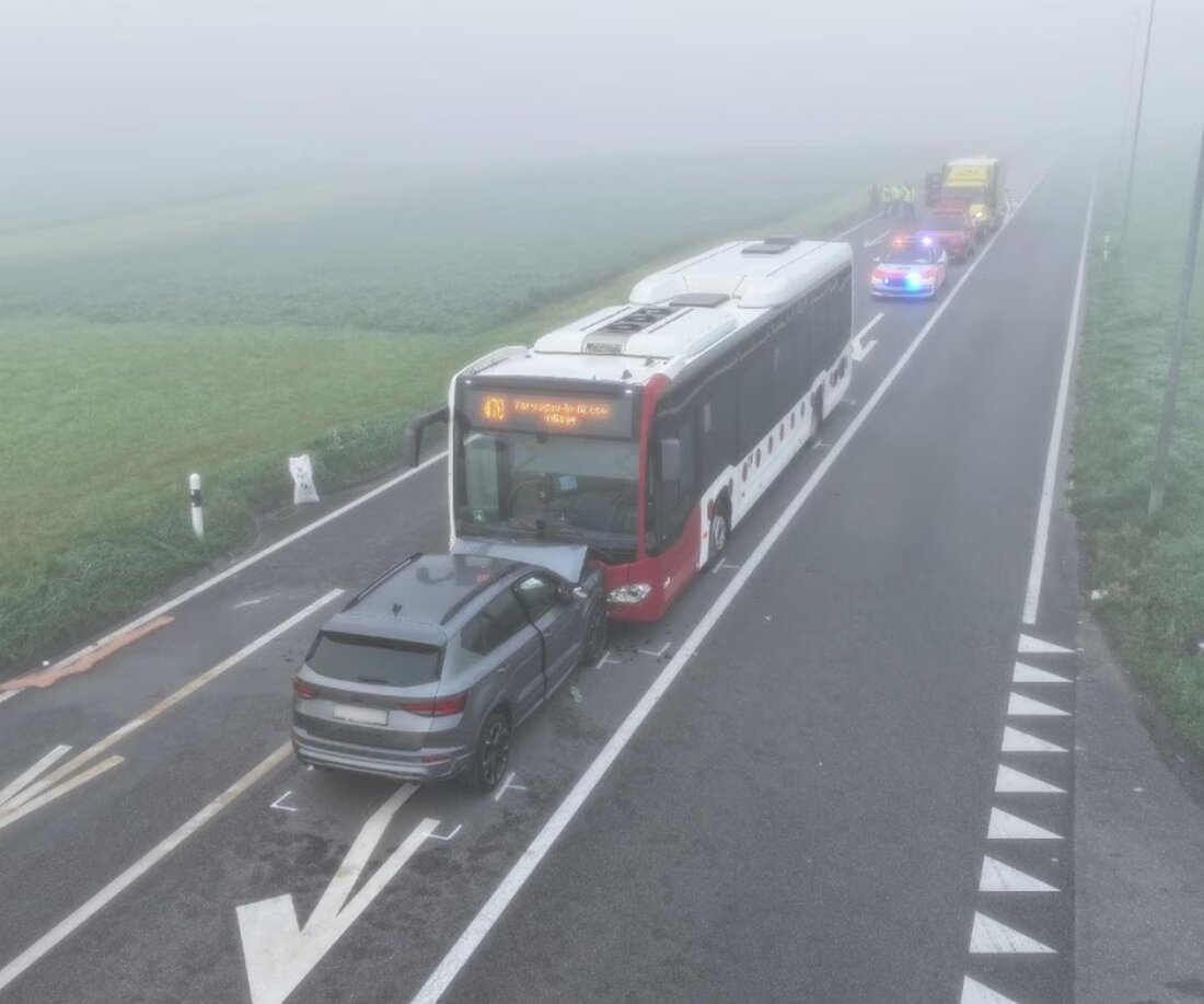Drei Personen wurden bei einem Verkehrsunfall in Lussy verletzt. Ein alkoholisierter 20-jähriger Fahrer kollidierte frontal mit einem Bus.