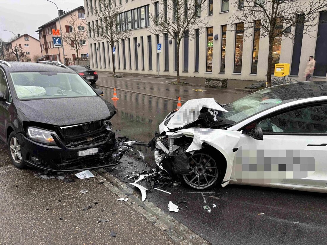 Am Donnerstagmorgen ereignete sich auf der Rickenstrasse eine Frontalkollision zwischen zwei Autos. Ein 37-Jähriger wurde als fahrunfähig eingestuft.