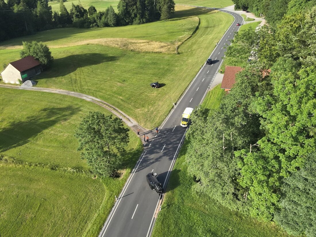 Am 25.06.2025 kam es auf der Uznacherstrasse zu einer Frontalkollision zwischen zwei Autos. Beide Fahrer wurden leicht verletzt.