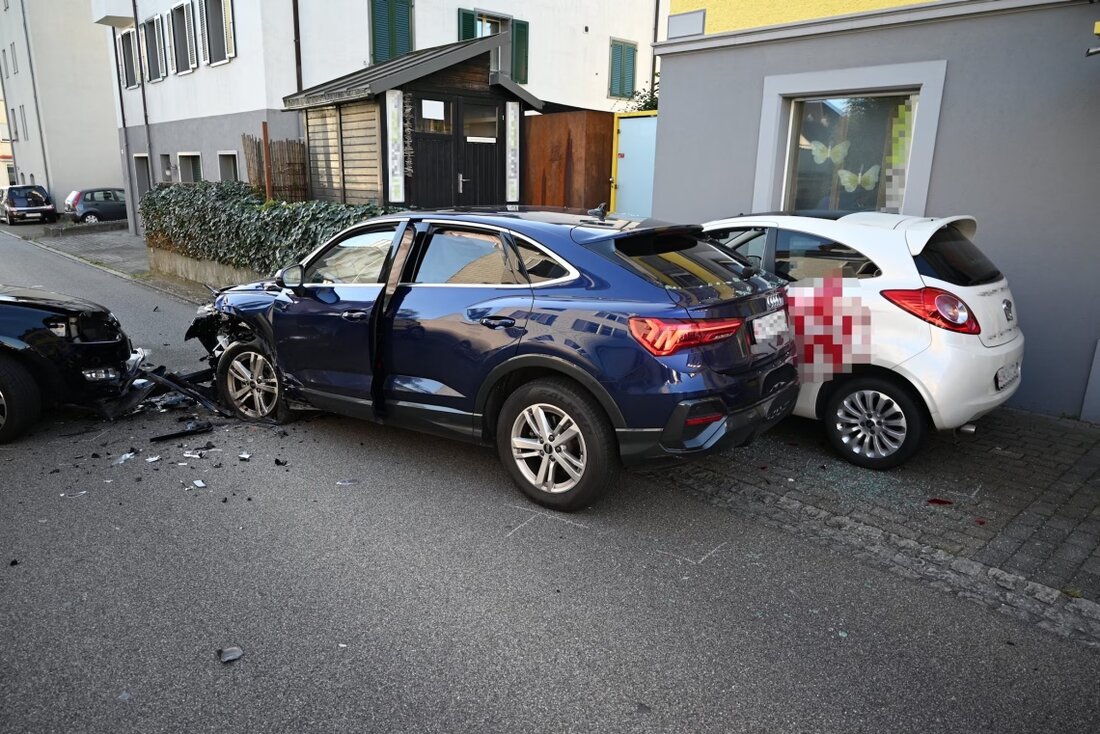 Am 08.08.2025 kam es in Uzwil zu einer Frontalkollision zwischen zwei Autos. Eine 55-Jährige und ein 18-Jähriger wurden verletzt.