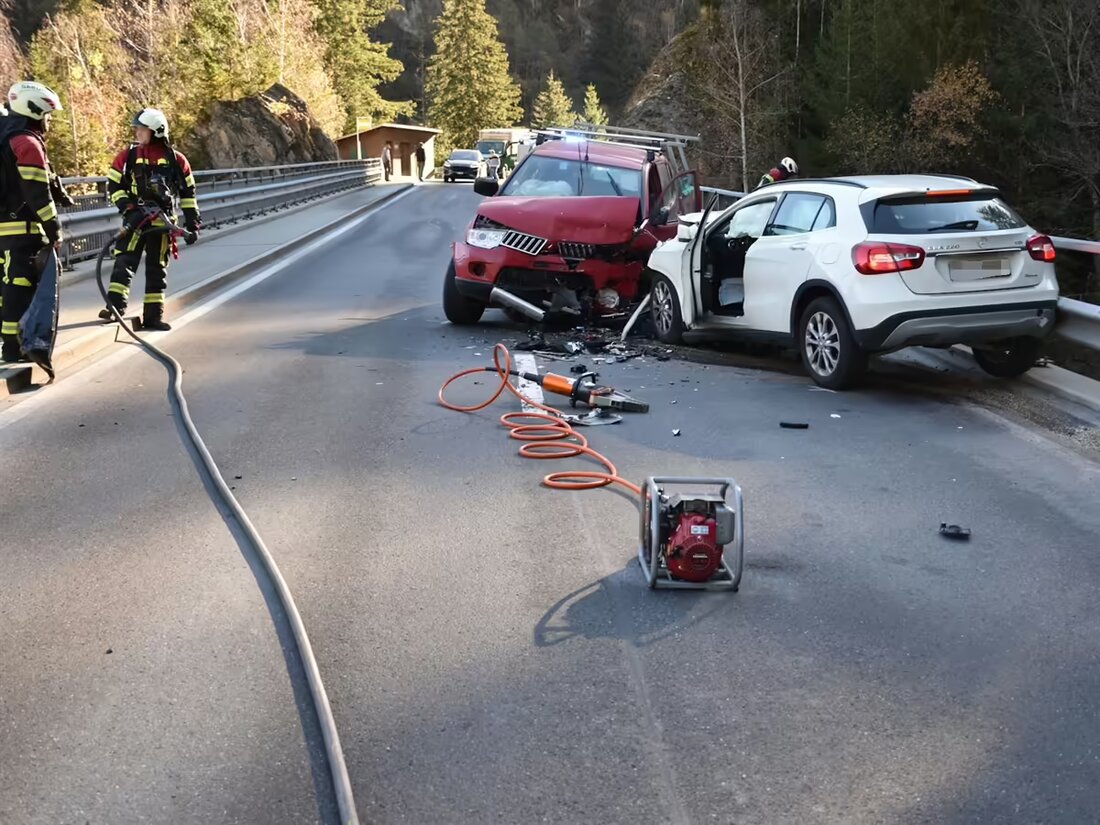 Am 5. November 2024 kollidierten auf der Lukmanierstrasse ein Lieferwagen und ein Auto. Drei Personen wurden verletzt, Rettungskräfte waren im Einsatz.