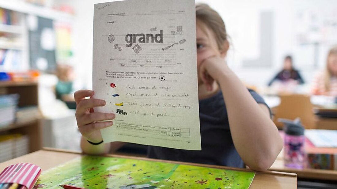 Der Regierungsrat Glarus beantwortet die Interpellation zu Frühfranzösisch in der Primarschule und bekräftigt die Lernstrategie.