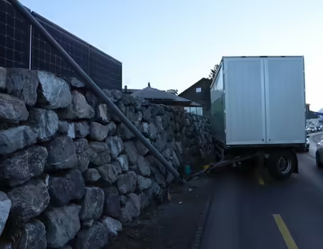 In Appenzell rollte ein führerloser Lastwagenanhänger in einen Strassenlampen-Kandelaber, ohne weitere Verkehrsteilnehmer zu gefährden.