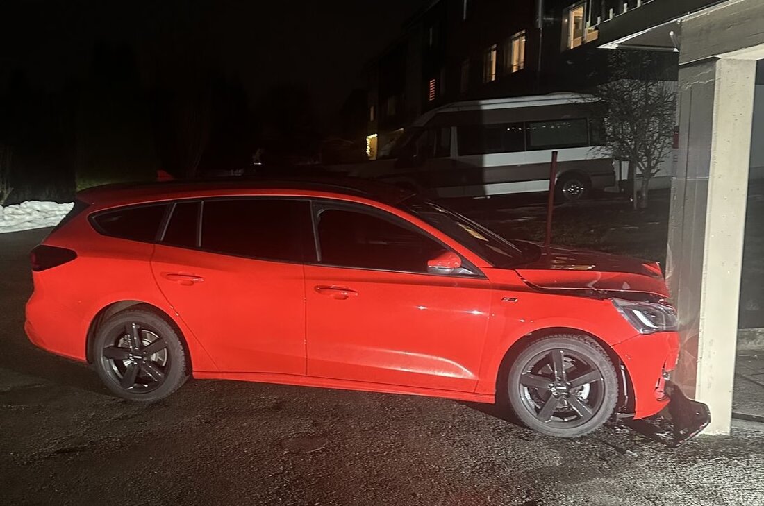 Unfall in Herisau: Fahrer verletzt sich, als sein führerloses Auto mit Betonsäule kollidiert. Sachschaden: mehrere Tausend Franken.