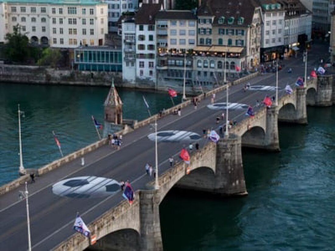 Fünf Riesenfussbälle zieren seit letzter Woche die Mittlere Brücke in Basel. Die Kunstinstallation «Bridge Kick» von Klaus Littmann feiert die UEFA Women’s Euro 2025 und symbolisiert die Begegnung und den Respekt zwischen den Teams.