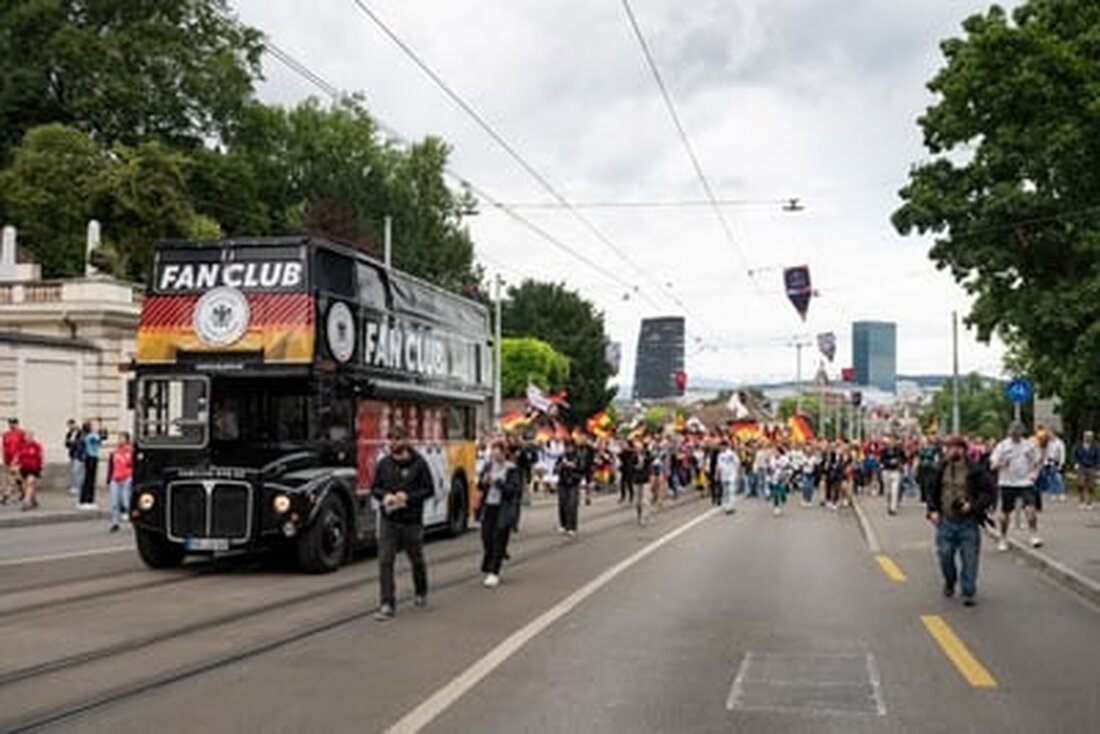 Tausende deutsche und dänische Fans feierten beim Fussballfest in Basel, erlebten ein unvergessliches Fan-Event im Stadion.