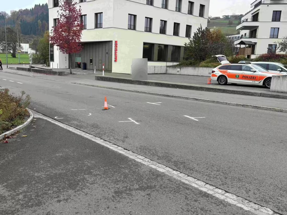 Am 07.11.2024 kam es in Abtwil zu einem Unfall zwischen einem Auto und einem 70-jährigen Fussgänger, der verletzt wurde.
