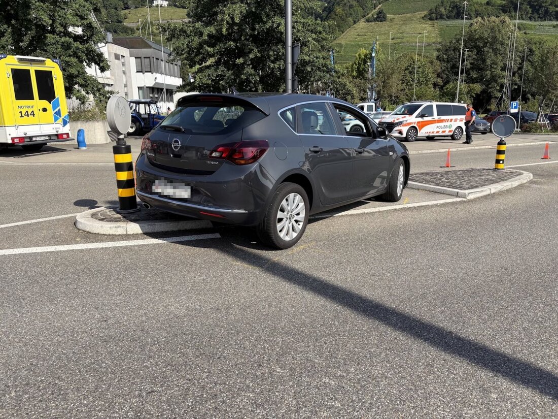 Bei einem Unfall in Berneck am 15.08.2025 wurde ein 58-jähriger Fussgänger leicht verletzt. Zwei Autos kollidierten auf der Tramstrasse.